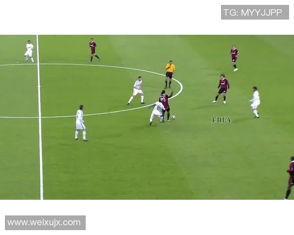 C罗足球明星亲自体验足球游戏乐趣与挑战的精彩瞬间